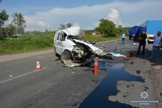 На автодорозі Мукачево-Рогатин біля села Верхній Коропець Мукачівського району зіткнулися мікроавтобус і вантажівка. Внаслідок ДТП загинув 57-річний водій легковика. 