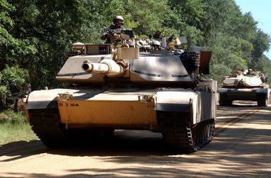 Для участі в навчаннях НАТО, які пройдуть в серпні, в Румунію з Чарльстона, штат Південна Кароліна, доставлено майже 300 американських танків.