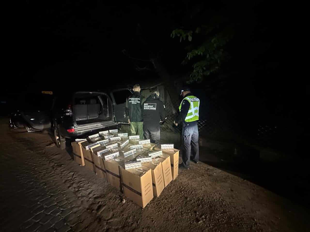 На Закарпатье правоохранители обнаружили 10 000 пачек контрабандного табака.