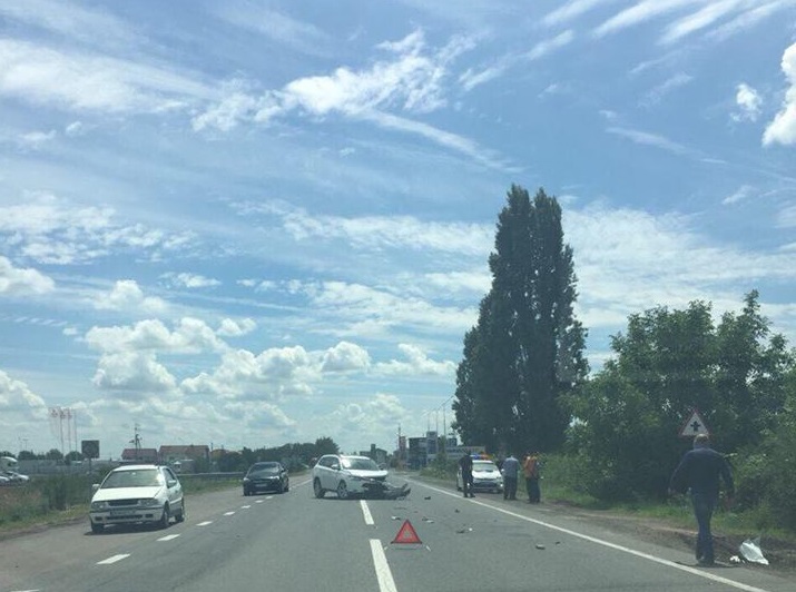 Сьогодні, 26 червня, на об’їзній дорозі в Ужгороді сталася аварія. Про це повідомляє одне із місцевих видань.

