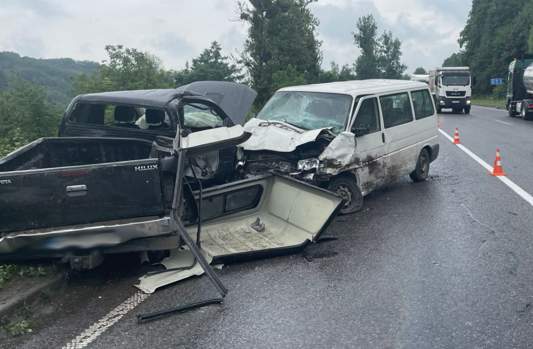 Аварія на трасі "Київ-Чоп": зіткнення двох авто закінчилося госпіталізацією трьох людей (ФОТО)