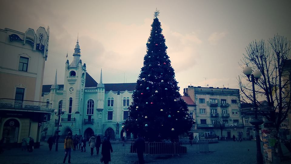 В переддень святого Миколая у Мукачеві засяють вогні головної новорічної красуні міста.

