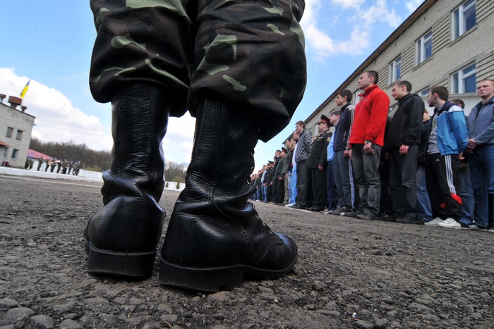Уже с 1 октября на Закарпатье начнется срочный призыв на службу в армию. Как сообщают в Закарпатском областном военном комиссариате, повестки получают молодые люди в возрасте от 20 до 27 лет.