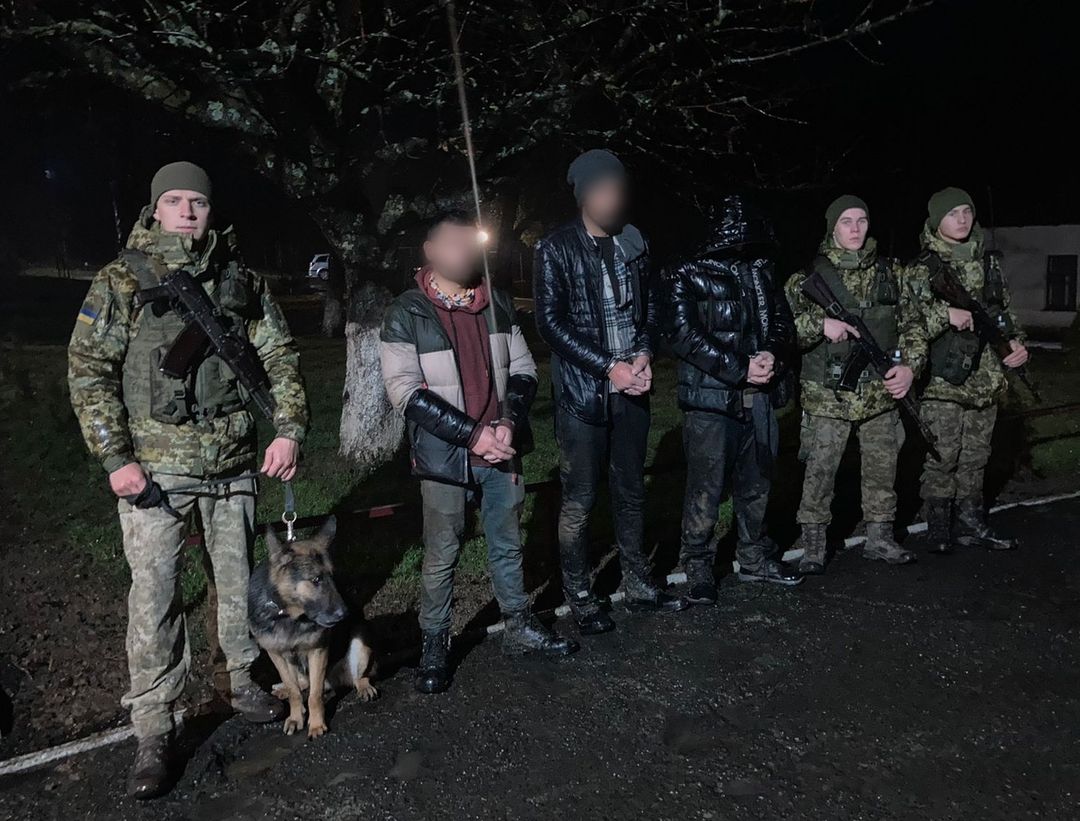 Сегодня ночью военнослужащие Новоселицкого отдела чоп-отряда обнаружили трех иностранцев, которые намеревались незаконно попасть из Украины в Словакию.