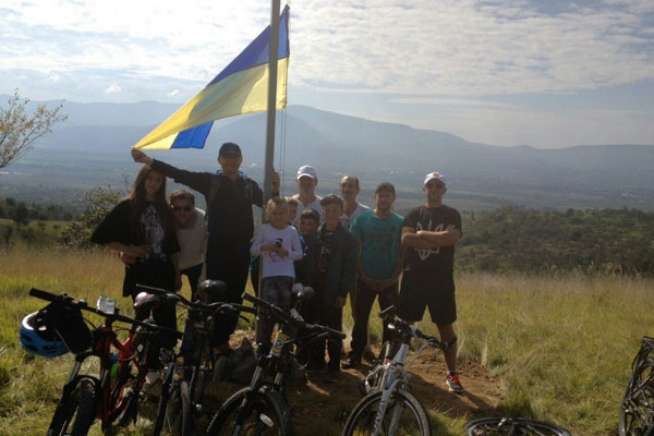 День города Тячев местные любители велоспорта уже традиционно отметили велопробегом. На этот раз они с единомышленниками решили на одном из смотровых площадок возле Тячева установить флаг Украины.