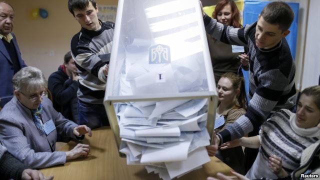 На Закарпатье из-за ошибки областной избирательной комиссии едва не сорвали выборы. Почти один миллион бюллетеней для голосования оказался недействительным. Причина – ошибка в названии партии «Объединение 