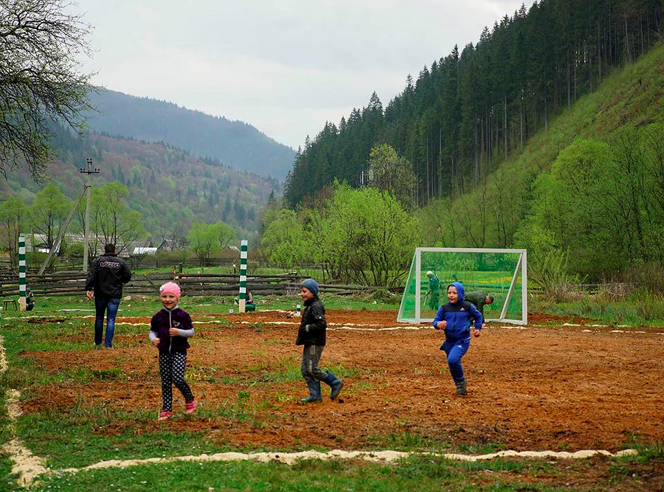 В Лопухово на Тячевщине открыли новое футбольное поле для детей лесорубов.
