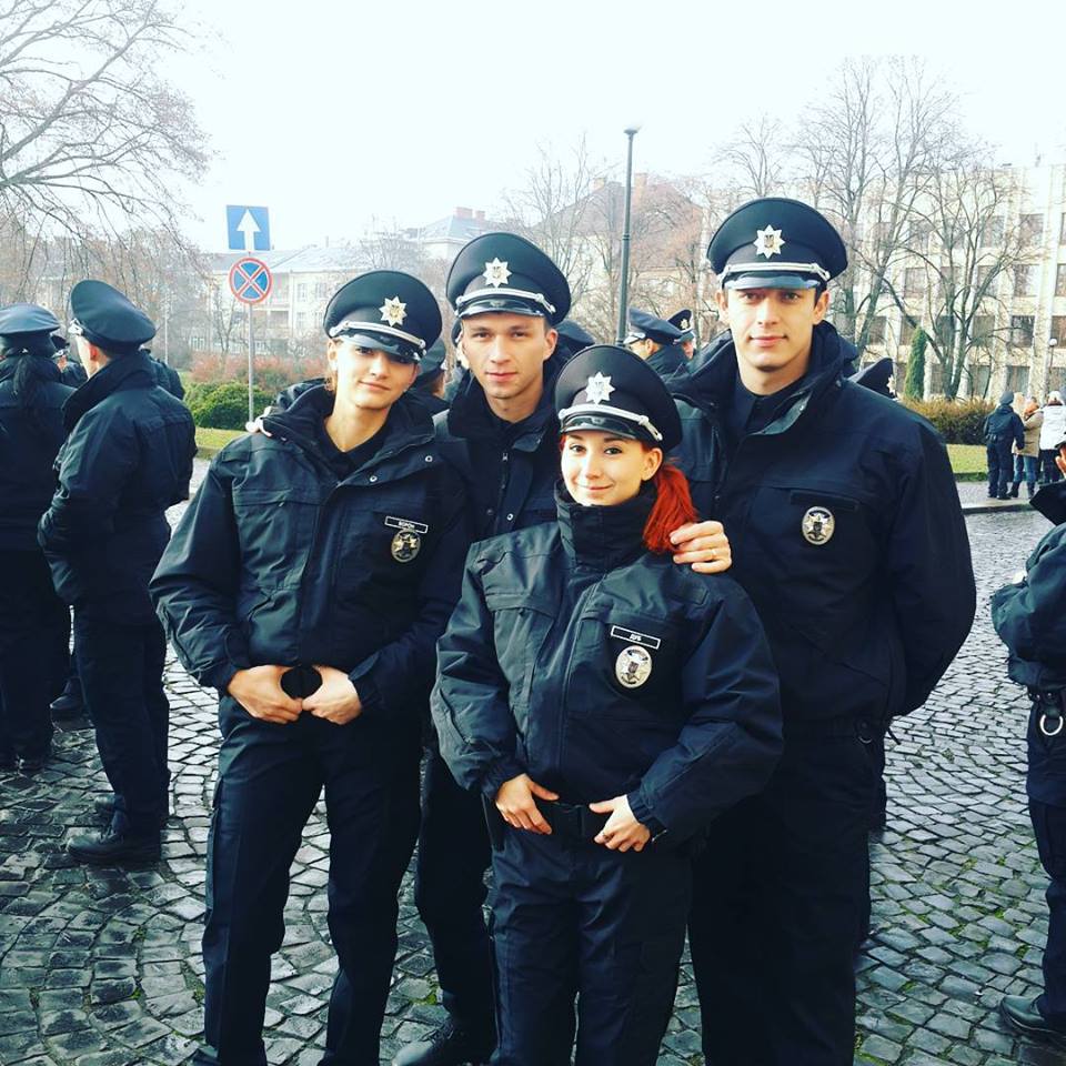 На площади Народной в Ужгороде полицейские уже появились в новой форме.
