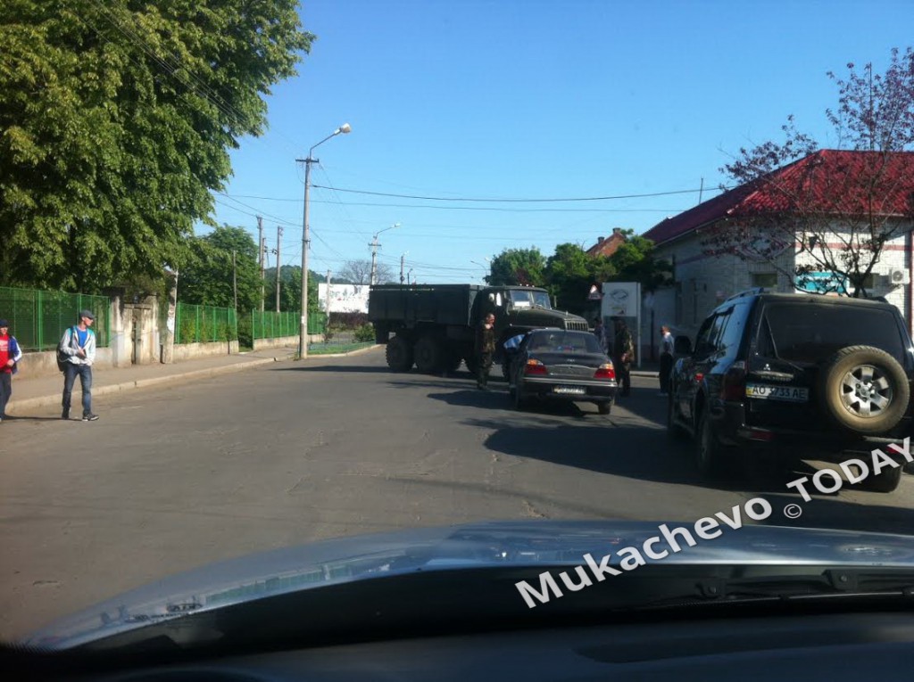Сьогодні, 18 травня, близько 17.30 години по вулиці Івана Іранка трапилася ДТП за участю легкового автомобіля “Daewoo Nexia” та вантажівки «Урал», що перевозила військових 128-ї бригади.