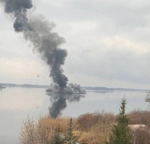 Українські захисники збили над Київським водосховищем у Вишгороді ворожий російський гелікоптер.

