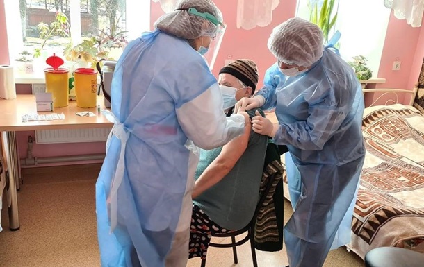 З початку кампанії вакцинації щеплено вже понад 92 тисячі осіб. Найбільше вакцинували в Донецькій області - 7484.