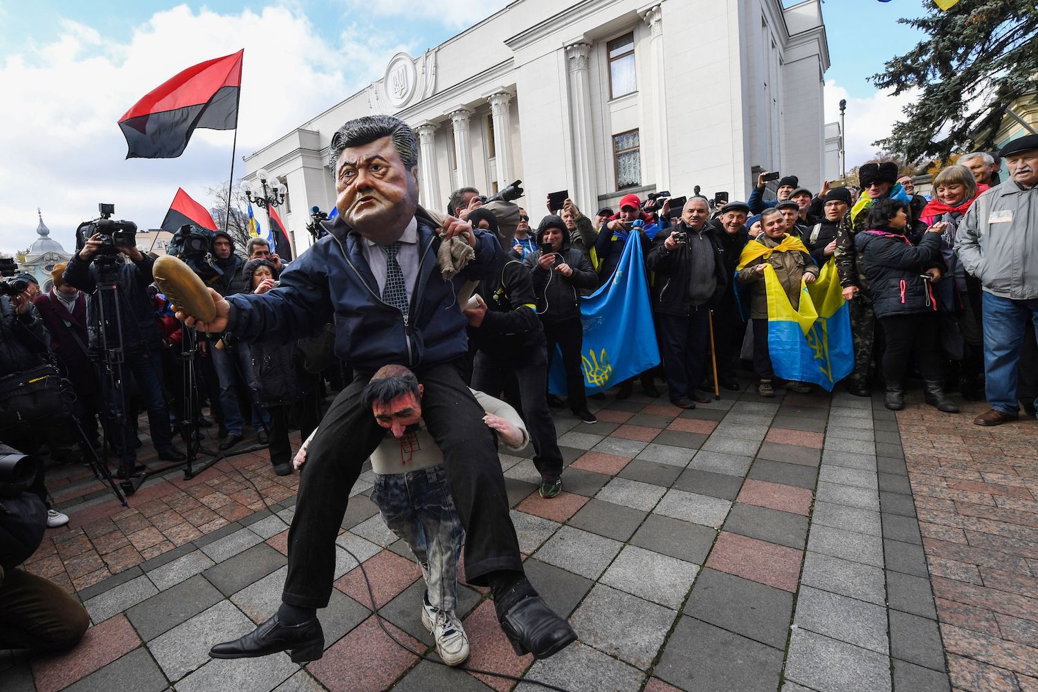 Атакована українська антикорупційна комісія розслідує протиправні дії в державному оборонному підприємстві, консорціумі приблизно з 130 компаній з тісними зв'язками з президентом країни.
