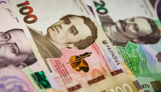 Гривна продолжает удерживать сильные позиции, несмотря на войну. Так, 26 апреля НБУ укрепил официальный курс национальной валюты по отношению к евро, злотому и фунту стерлингов.