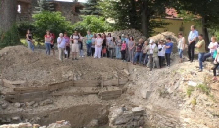 Закарпатські археологи проводять безкоштовні екскурсії на місці розкопок в замку Ужгорода (ВІДЕО)
