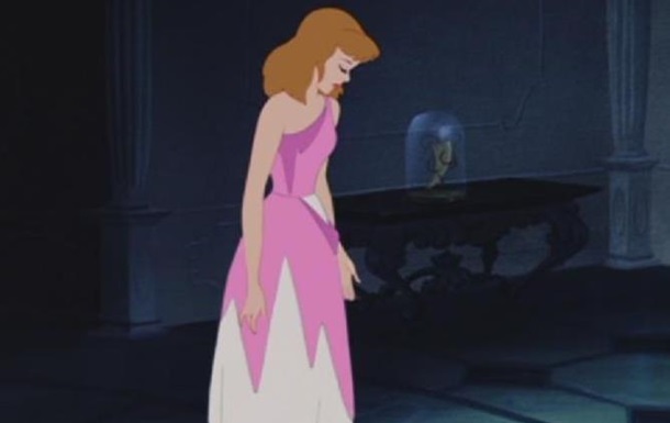 У вбранні жінки помітили схожість з сукнею Попелюшки з мультфільму, коли їй порвали її зведені сестри.