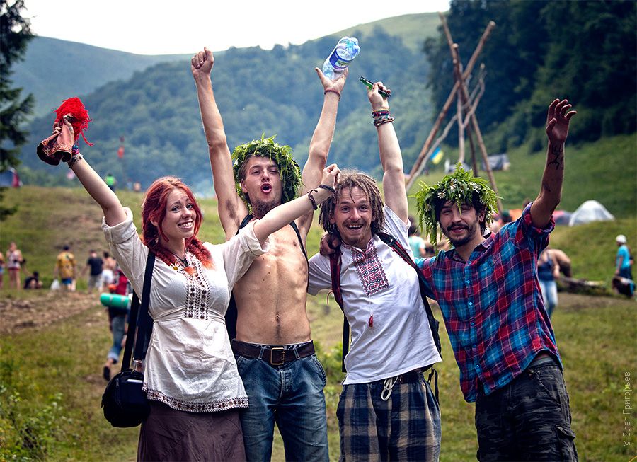 На поляне близ водопада Шипот в Межгорском районе Закарпатья начался традиционный неформальный фестиваль.
