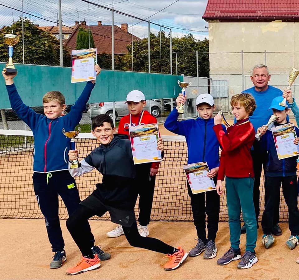 Минулого тижня у Мукачеві відбувся рейтинговий турнір серед тенісистів віком до 12 років Федерації тенісу України «Сонячне Закарпаття».

