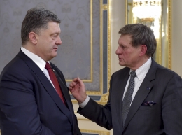 Президент Украины Петр Порошенко пригласил польского экономиста и политика Лешека Бальцеровича приобщиться к проведению реформ в Украине.
