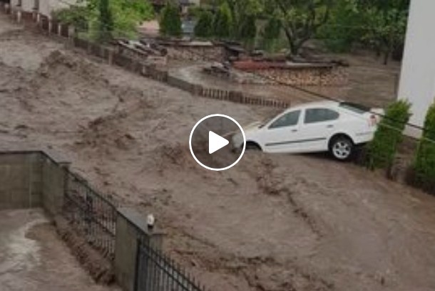 У Словаччині вода прорвала дамбу й зносила автомобілі з доріг: моторошні кадри стихії (ВІДЕО)