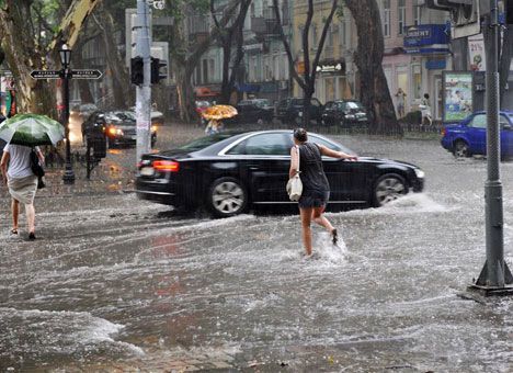 Державна служба з надзвичайних ситуацій (ДСНС) попереджає про сильні зливи в Закарпатській області 29 та 30 червня.
