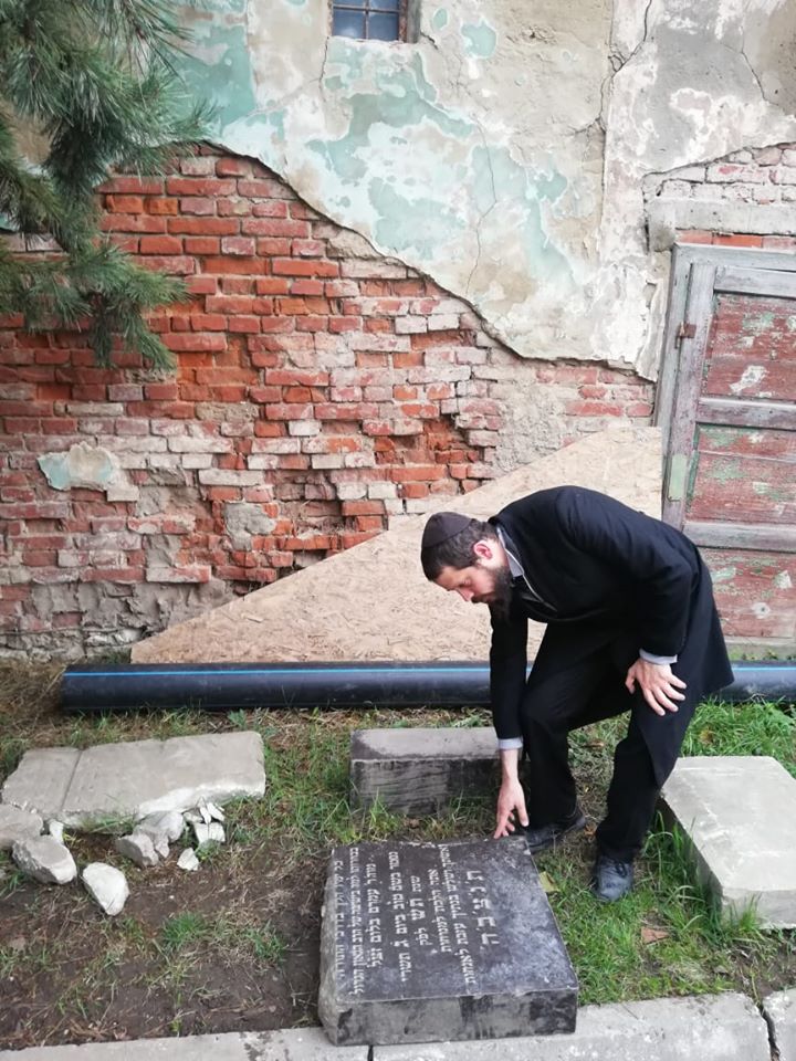 Мер Чопа Валерій Самардак зустрівся з представниками єврейської громади і обговорив долю недавно знайденого єврейського надгробка.

