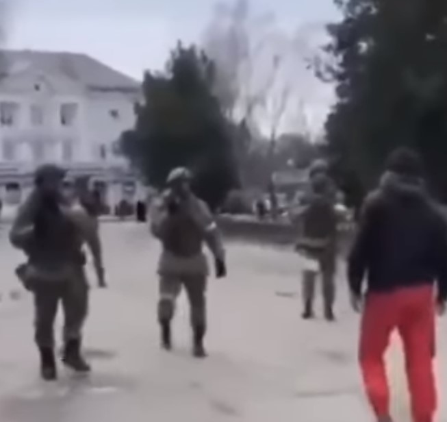Соответствующее видео, как бесстрашные жители, без оружия в руках, едут на военную технику РФ, размещенное в Facebook.
