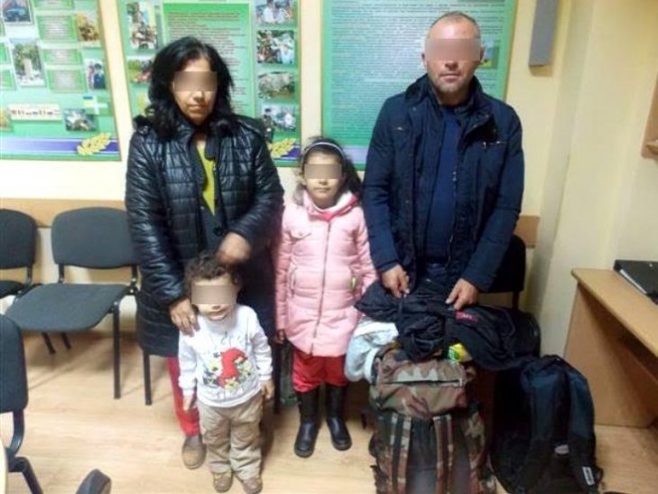 Сотрудники Чопского пограничного отряда в пункте пропуска «Тиса» помешали попытке незаконного вывоза детей за границу.