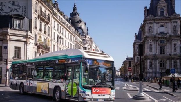 Водій автобуса в Парижі висадив всіх своїх пасажирів після того, як вони відмовилися посунутись і дати місце чоловікові в інвалідному кріслі. В соцмережах водія називають героєм.

