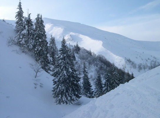 Державна служба з надзвичайних ситуацій попереджає про значну сніголавинну небезпеку в горах Івано-Франківської та Закарпатської областей.