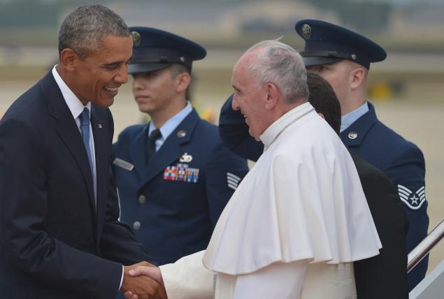 Obama személyesen fogadta a repülőtéren az Államokba érkezett Ferenc pápát /videó