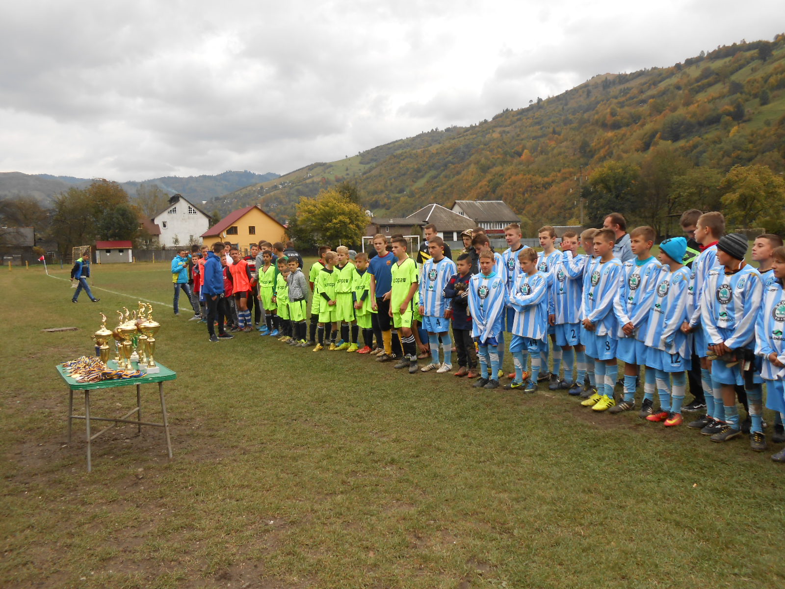 В воскресенье, 9 октября, на стадионе «Карпаты» в Рахове, несмотря на завершение футбольного сезона, вновь сошлись лучшие районные футбольные команды, чтобы разыграть Кубок Раховского района.