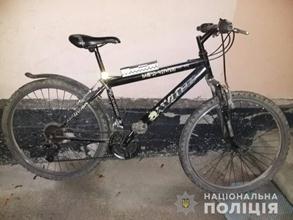 Рахівські поліцейські оперативно розшукали викрадений у місцевої мешканки велосипед.