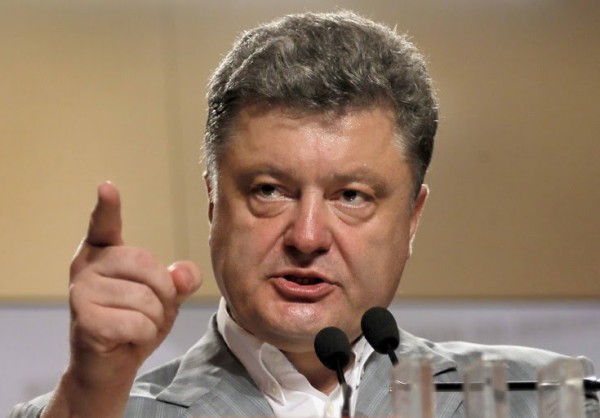 Президент Петр Порошенко сообщил о договоренности с лидерами фракций парламентской коалиции рассмотреть на следующей пленарной неделе вопрос снятия судейской и депутатской неприкосновенности.