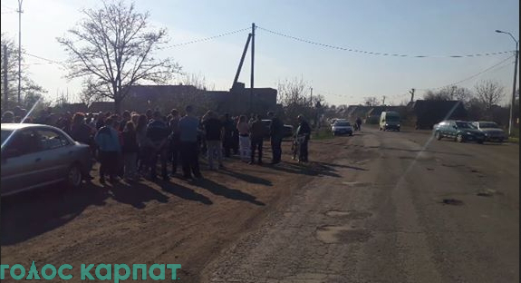 Вчора мешканці кількох сіл Виноградівського району зібралися на акцію мирного протесту.