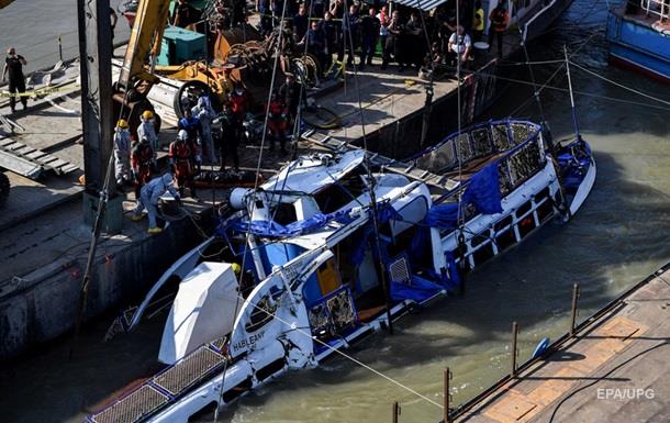 Рятувальники в Будапешті підняли з дна прогулянкове судно, затонуле близько двох тижнів тому.
