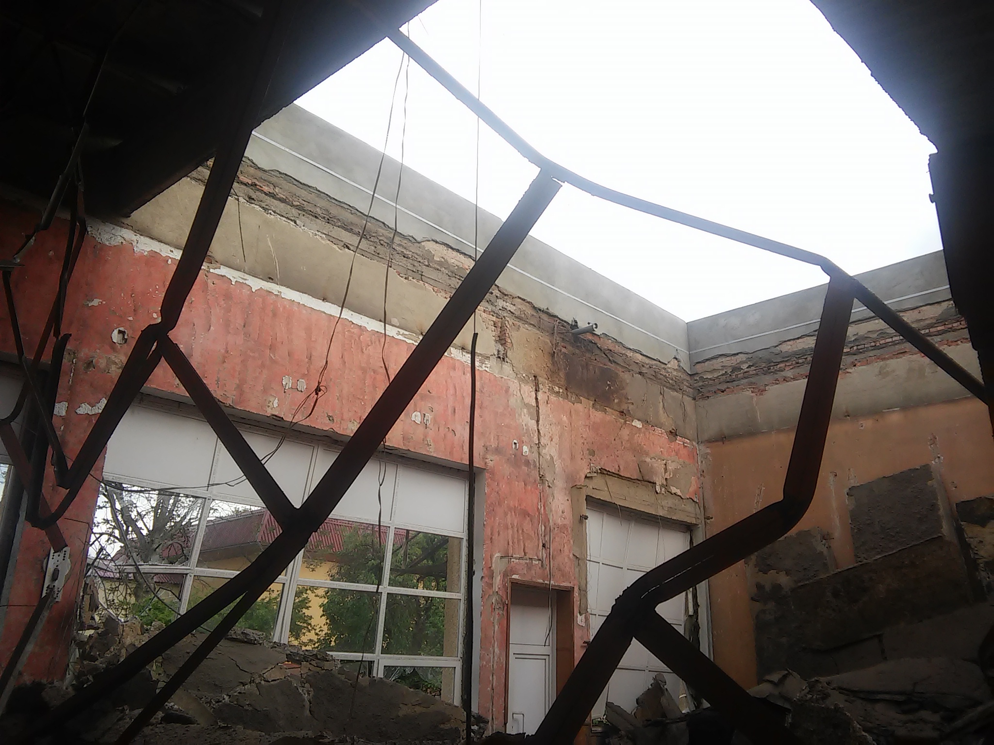 Как уже сообщалось на Голосе Карпат сегодня около 17.00 в Доме школьника в Мукачеве провалилась крыша актового зала