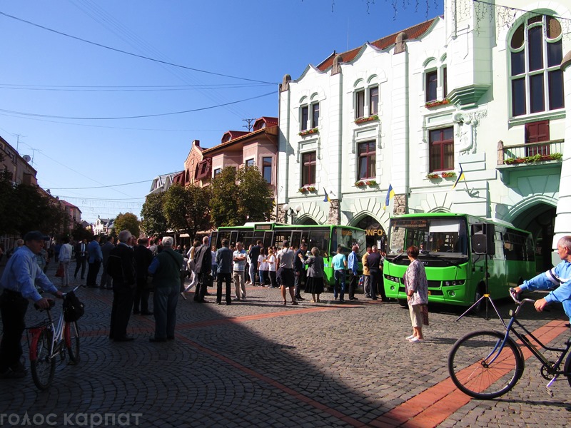 Як забезпечити законне право на пільговий проїзд в нових автобусах гостям міста мукачівські чиновники наразі незнають / ВІДЕО