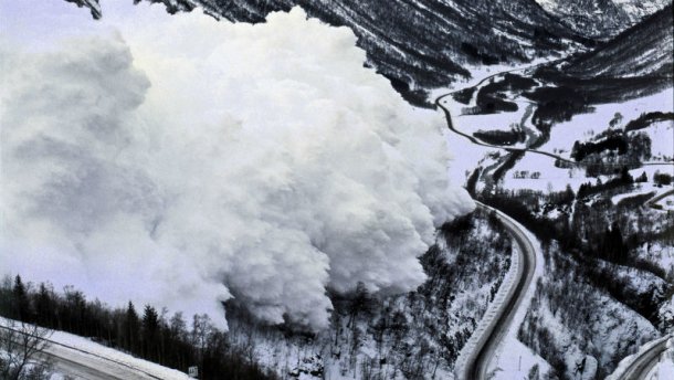 У гірських районах Івано-Франківської, Закарпатської та Львівської областей 23 січня збережеться небезпека сходу лавин 3-го рівня, який кваліфікується, як значний.

