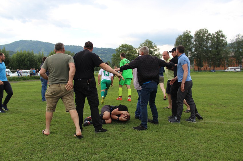 На Закарпатті побили футбольного суддю: з'явилось відео бійки (ВІДЕО)
