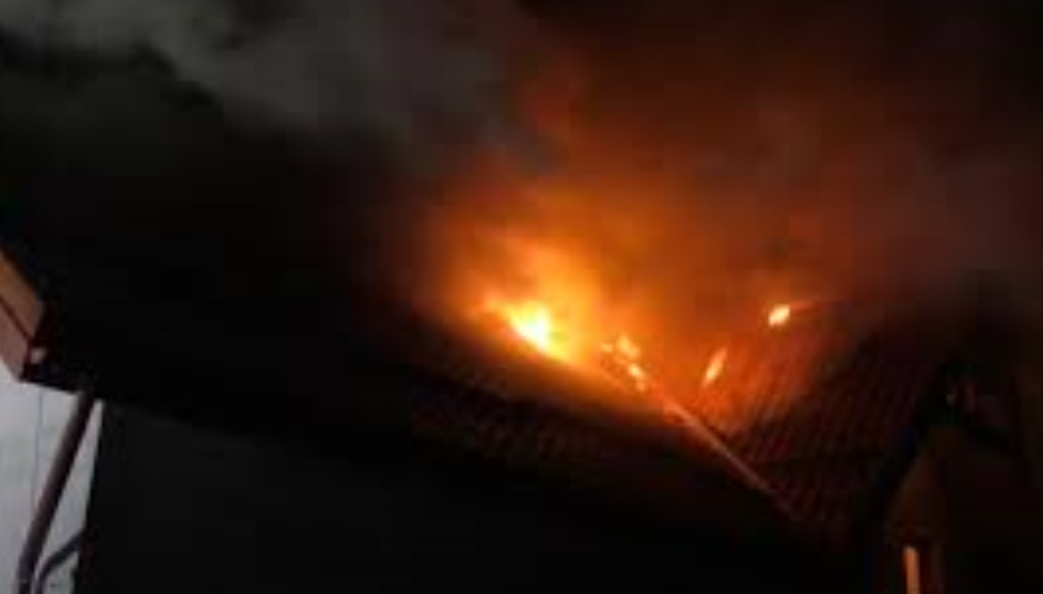 Закарпатські рятувальники повідомляють про пожежу в житловому будинку в Ужгороді