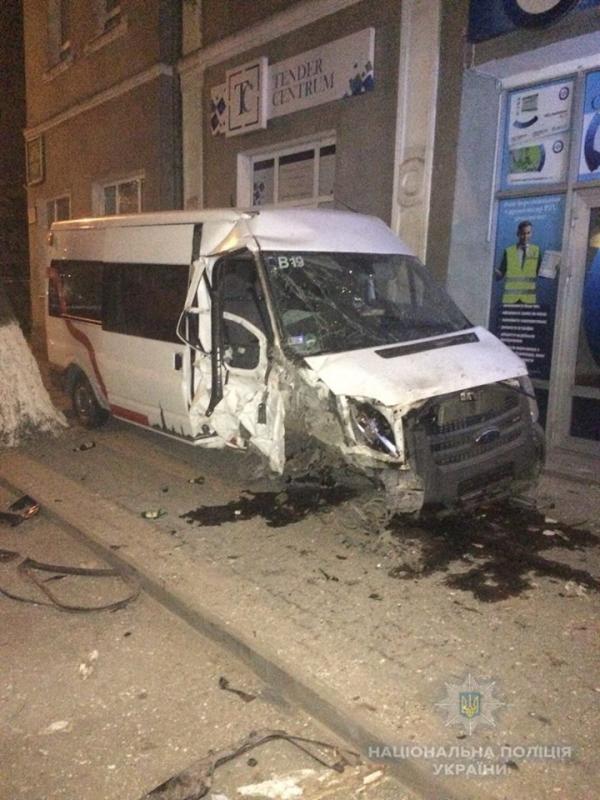 У поліцію міста Берегово вчора ввечері, близько 22-ї години, надійшло повідомлення від небайдужого громадянина про те, що містом їздить п'яний чоловік на білому мікроавтобусі. 