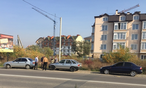 Аварія сталася перед пішохідним переходом біля повороту на вулицю Володимирську в Ужгороді.