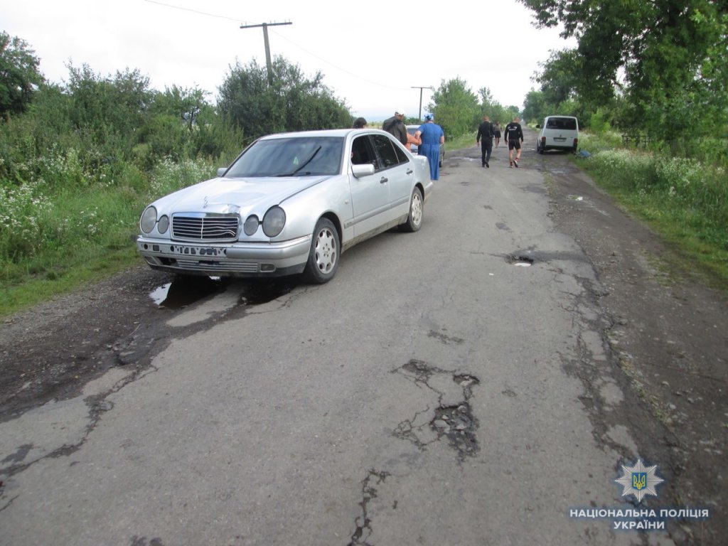 Поліцейські Тячівського відділу поліції розпочали слідство та з’ясовують всі обставини дорожньо-транспортної пригоди у селі Новобарово.