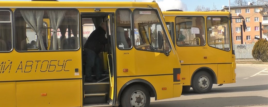 Близько 12 автобусів на Ужгородському вокзалі щодня розвозять людей на поселення до територіальних громад на Закарпатті.