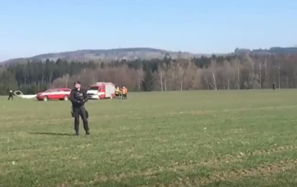 Вертоліт, за попередньою інформацією, вибухнув після падіння. У ньому знаходилися дві людини.
