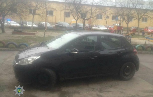 У Львові жінка-водій з ознаками наркотичного сп'яніння на автомобілі Peugeot 208 збила двох поліцейських.
