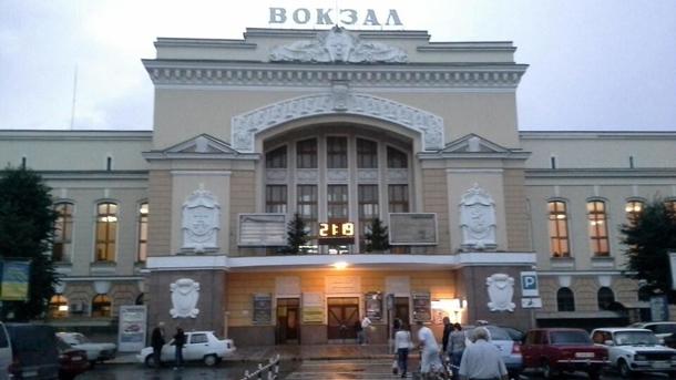 Повідомлення про мінування також надійшли на залізничний і автовокзал в Тернополі.