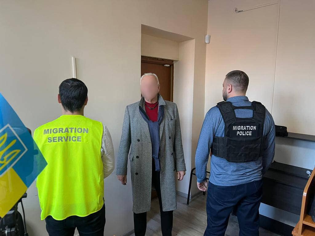 Закарпатські поліцейські спільно з міграційною службою притягнули до відповідальності росіянина, який незаконно проживав в Україні.