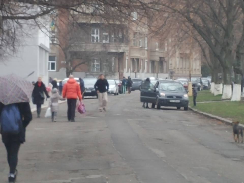 Во Львове дети задержали водителя, который припарковался на тротуаре / ВИДЕО