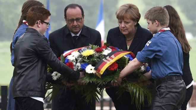 Президент Франції Франсуа Олланд і канцлер Німеччини Ангела Меркель вшановують загиблих у битві під Верденом, яка вважається найдовшою битвою Першої світової війни.